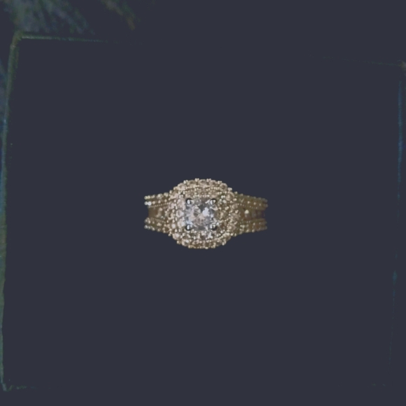 Beautiful Ring - Picture 1 of 3